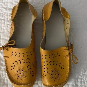 Elegant Yellow Women's Loafers with Floral Cutouts